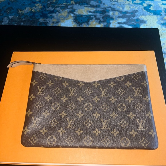 Authentic Louis Vuitton Daily Pouch - Picture 1 of 9